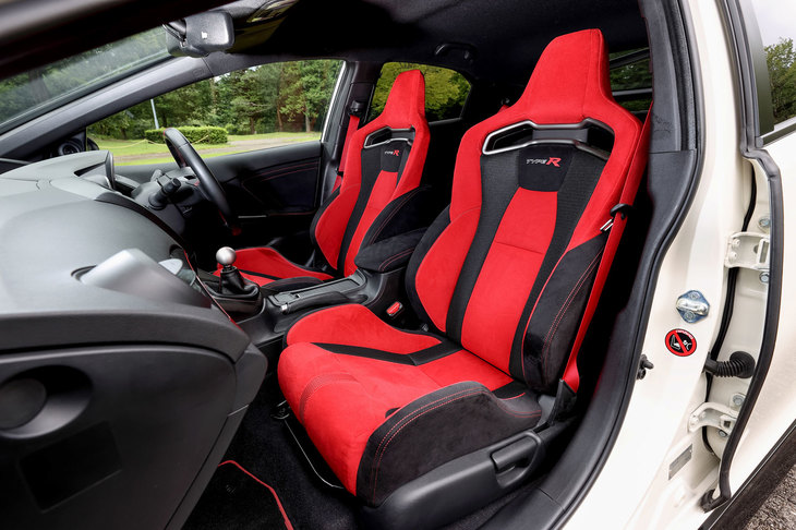 9代目「シビック」は空間効率に優れるセンタータンクレイアウトを採用していたため、「タイプR」でもフロントシート下に燃料タンクが搭載されていた。