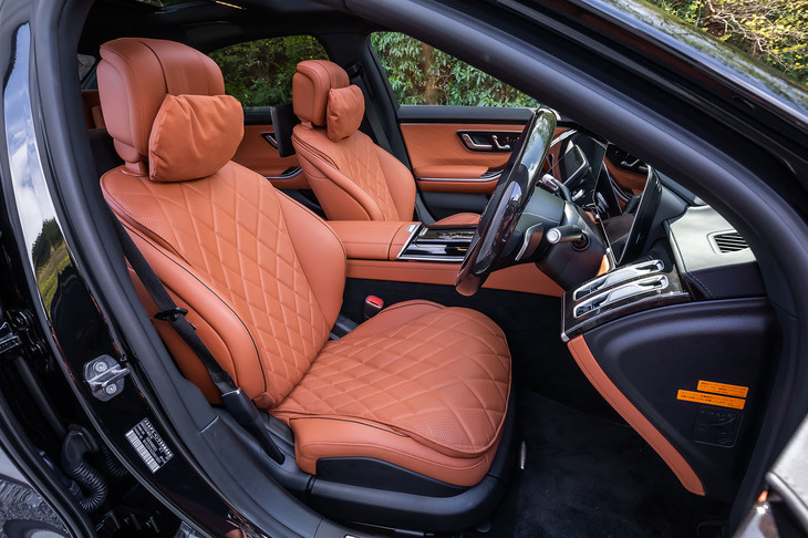 「S500 4MATICロング」には、内蔵されたエアチャンバーの空気量をコントロールし、乗員の体格に合わせてシートのサポート性を調整できる「アクティブマルチコントロールシートバックパッケージ」が標準装備される。今回の試乗車で選択されていた内装色は「シエナブラウン／ブラック」と呼ばれるもの。