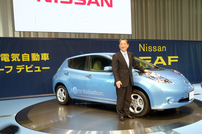 2010年12月に、初の量産型EVとして発売された「日産リーフ」。それから15年の間に、多くのブランドがEVをラインナップするようになった。写真は初代リーフ発表時のもので、傍らに立つのは当時の日産自動車COO、志賀俊之氏。