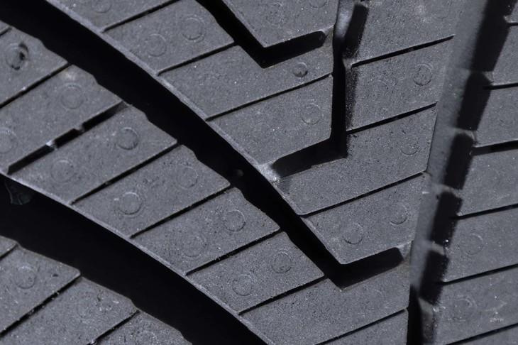 センターブロックの連結部分には「3Dスロープタイバー」をレイアウト。ブロックを結合して剛性を確保しつつウエット性能向上にも寄与する。