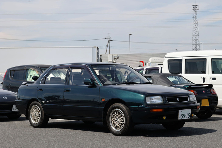 「ダイハツCM8」のオーナーの後輩という、23歳の若者が乗ってきた「ダイハツ・アプローズ」。これは1993年式の中期型だが、オーナーは前期型と後期型も所有しているというから驚き。BBSのアルミホイールは「いすゞ・ジェミニ ハンドリング・バイ・ロータス」用だが、このホイールとグリーンのボディーカラーから、「ジェミニですか？」と聞かれることがよくあるそうだ。正直に否定して話が長くなるのが面倒なので、最近は「まあ、そんなもんです」と流しているとか（笑）。