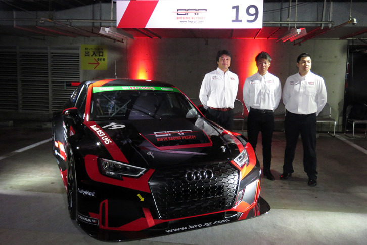 左から、バースレーシングプロジェクトの奥村浩一選手兼監督と、秋吉 圭選手、山脇大輔選手。