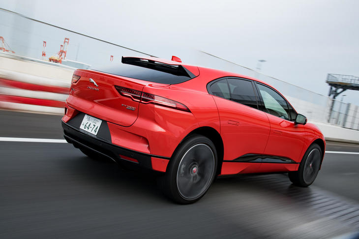 「Iペース」にはジャガー初の試みとしてソフトウエアアップデート機能が採用されており、車載の通信モジュールを介して、インフォテインメントシステムやテレマティクスユニット、バッテリーコントロールモジュールを最新の状態に保つことができる。