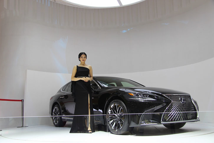 レクサスも広いブースを展開。ステージの上に置かれた主役は、もうすぐ発売されるであろう新型「LS」でした。こうしてインドネシアの人々に公開された新しいLSですが、そういえば日本ではまだ“一般公開”はされていませんよね。う～ん、インドネシアのほうが早かったか……。