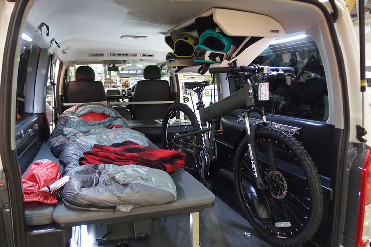 前出「トヨタ・ハイエース」の室内。ヘッドキットは20万0571円で、天井に取り付けられたオーバーヘッドコンソールは13万5000円。