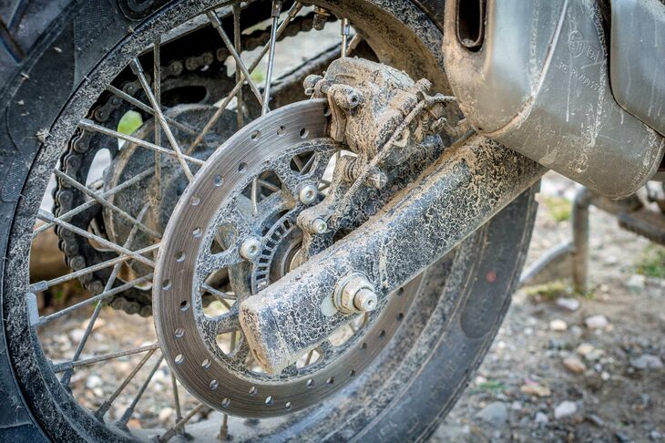 ブレーキは前がφ320mmのディスクと2ピストンキャリパー、後ろがφ270mmのディスクとシングルピストンキャリパーの組み合わせ。2チャンネルABSは切り替え機能付きで、リアのみ作動をカットできる。