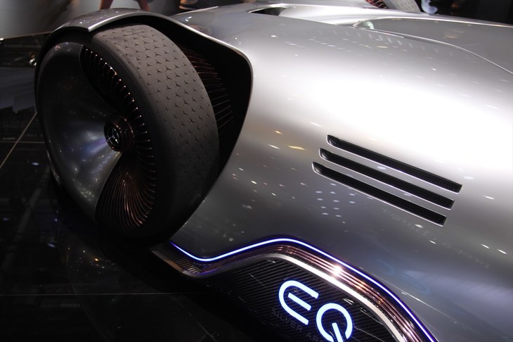 メルセデス・ベンツ・ヴィジョンEQシルバーアロー（フロントフェンダー周辺部）