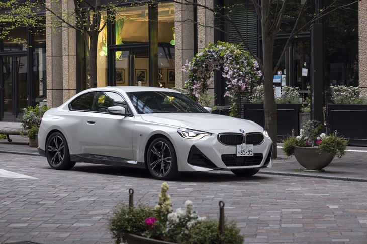 基本車台には「7シリーズ」や「3シリーズ」などと同じFRプラットフォームの「CLAR」を使う。