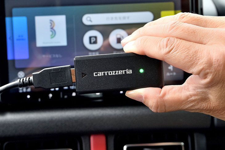 これが通信に必要な「ネットワークスティック」。機種により同梱（どうこん）または別売となる。