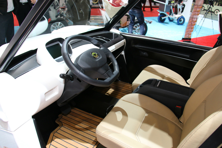 ウオータープルーフのキャビン。フローリングを模したフロアマットがイカす。