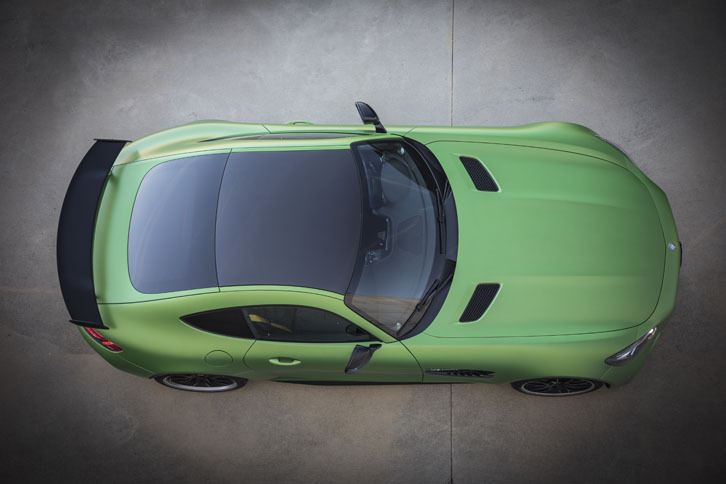 ルーフパネルは標準でカーボン製となる。