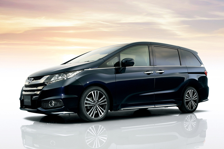 2013年に登場した5代目「ホンダ・オデッセイ」。スポーツワゴン的なスタイリングだった3・4代目から一転し、ミニバンらしい背の高いモデルとなった。
