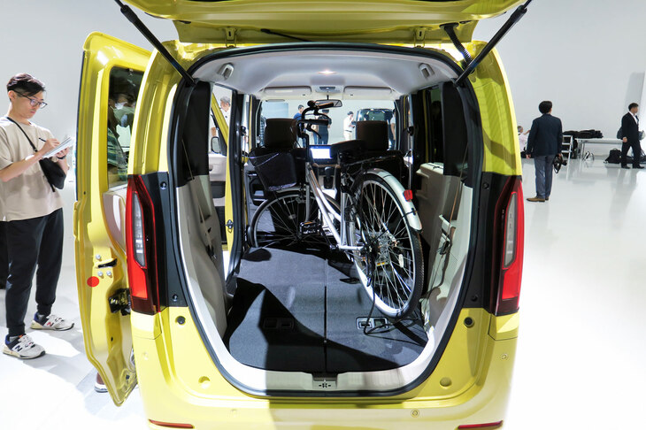 荷室の利便性は従来モデルと共通。後席は左右個別にスライド／リクライニング／格納が可能だ。