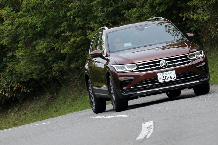 ワインディングロードを行く「TSIファーストエディション」。標準装備されるアダプティブシャシーコントロール「DCC」により、ロールが抑えられたしなやかな走りを味わうことができた。