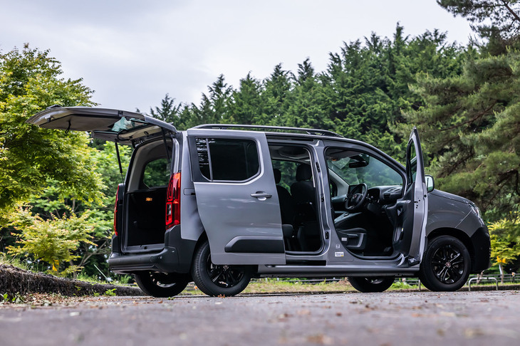 「ドブロ」のボディーサイズは全長×全幅×全高＝4405×1850×1800mm、ホイールベースは2785mm。リア左右に手動式のスライドドアが備わる。