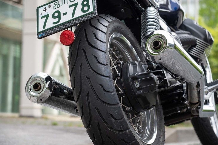 リアサスペンションは日本のKYB製のツインショック。振り分け式のサイレンサーとともに、クラシカルなムードを演出する。