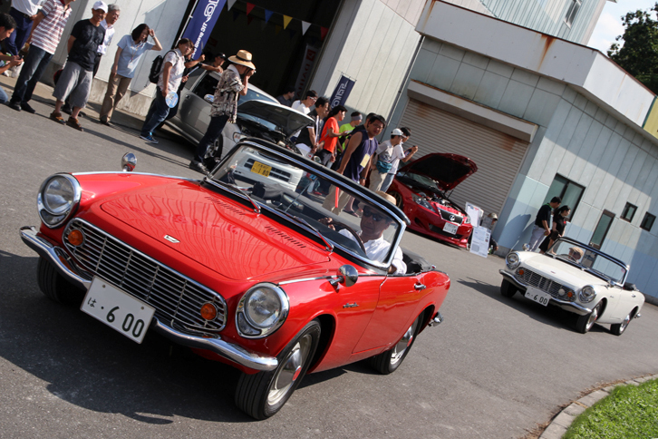 紅白2台の1965年「ホンダS600」。前を行く赤は、左ハンドルの輸出仕様だ。
