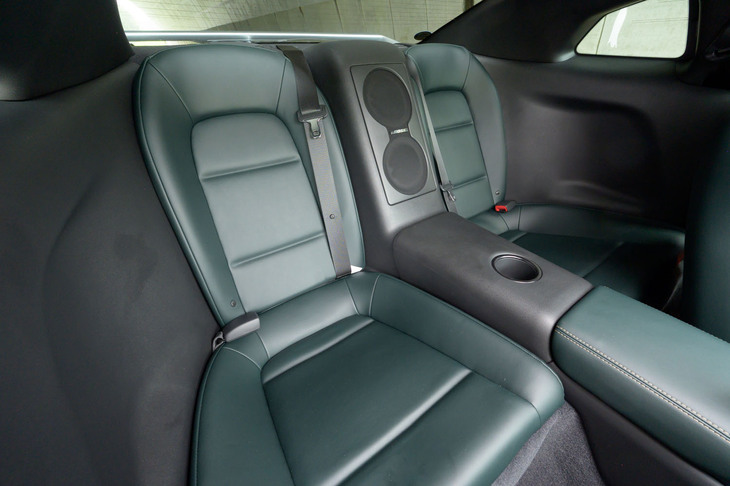 後席はトランスアクスルレイアウトゆえの長い座面が特徴だ。