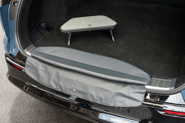 デッキテーブルとデッキチェアは「RS」に標準装備で「Z」では販売店オプション扱い。使わないときは床面に格納できる。