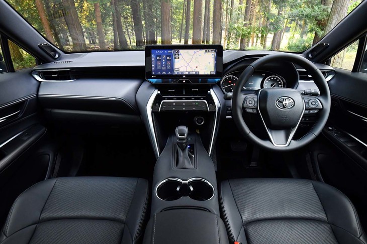 フロントピラーを先代よりも後方に下げることで、前方視界は拡大。コックピット周辺は、骨太なセンターコンソールにより包まれ感と安心感が得られるようデザインされている。