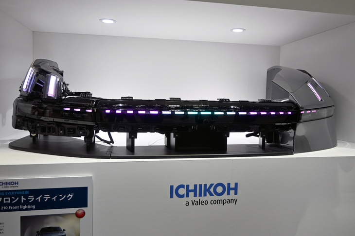 市光工業によるライトシステムの展示。中国のLynk & Coが量産モデルに採用しているもので、224個のRGBライトにより、256色もの色を再現する。ヘッドライトは15mmの薄型だ。
