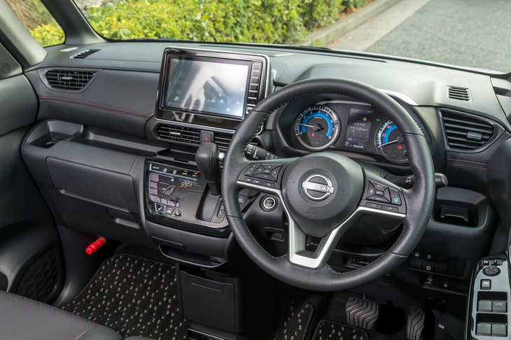 ダッシュボードにはカシス色のステッチ入りのレザー調素材が貼られる。メッキパーツでギラギラと飾り立てていないところに好感が持てる。