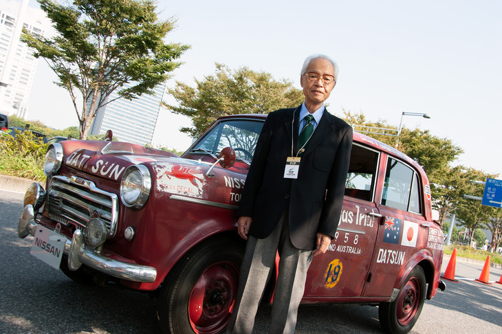 1984年から1994年まで初代NISMO社長を務めた難波靖治氏。2008年のモータースポーツジャパンで、豪州一周ラリーでクラス優勝を果たした「ダットサン富士号」とともに。2013年逝去。