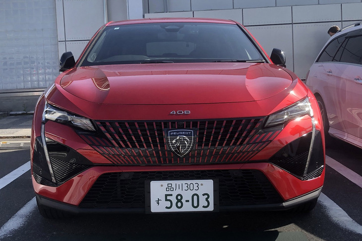 「408 GT」のフロントフェイスではボディー同色のグリッドが配されたフレームレスグリルと、新デザインのエンブレム、そしてプジョーのアイデンティティーともいえるライオンの牙をモチーフとしたLEDデイタイムランニングランプが目を引く。