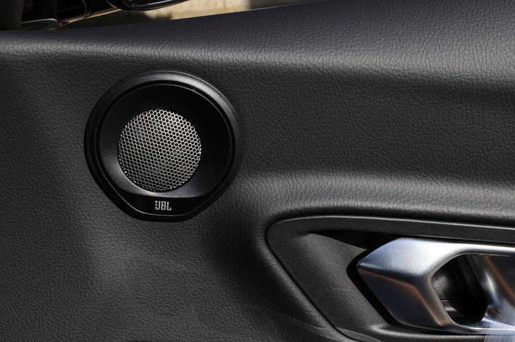 今回の改良では、「RZ」と「SZ-R」に装備される「JBLプレミアムサウンドシステム」の仕様も変更。サウンドチューニングの最適化により、音質の向上が図られた。