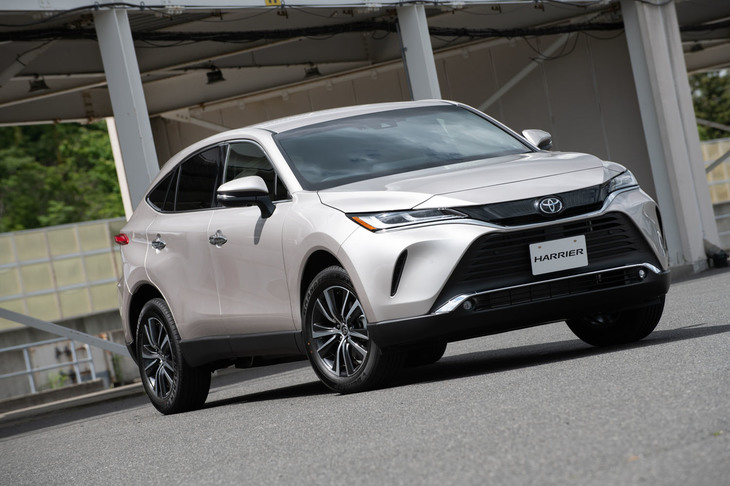 薄いグリルと切れ長なヘッドランプが形づくる鋭い表情と、どっしりとした台形のロワグリルが特徴的なフロントまわり。最近は耳にしなくなったが、「キーンルック」や「アンダープライオイリティ」といったトヨタのデザインコンセプトを思い出す。