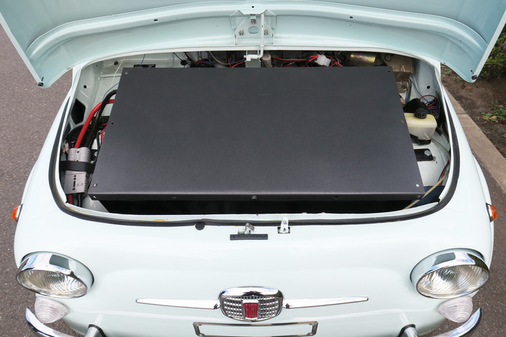 ボンネット下にぎゅうぎゅうに収まるリチウムイオンバッテリー。「ONE BATTERY」仕様は蓄電量5.5kWhで一充電走行可能距離は40km、「TWO BATTERY」仕様は同10kWhで同80kmとなっている。