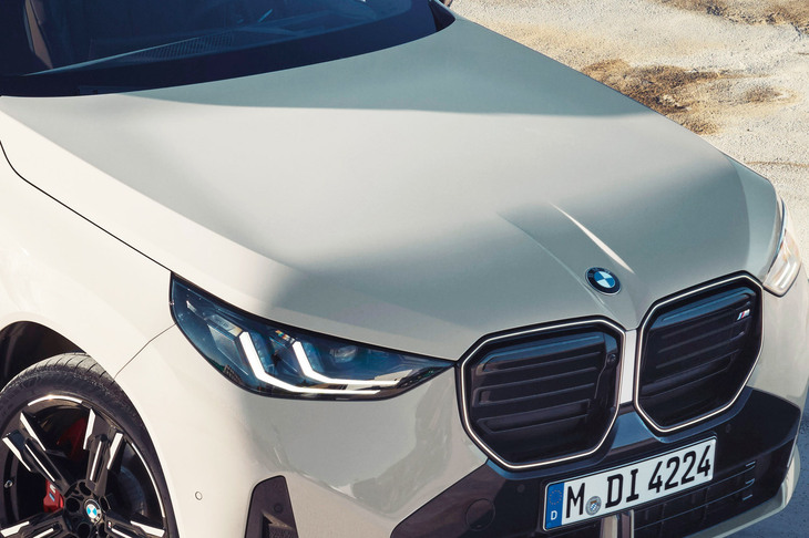 新型「X3」ではこのボンネットも大きな見どころ。エンブレム周りと左右の縁以外にキャラクターラインがなく、面の広さを前面に押し出している。