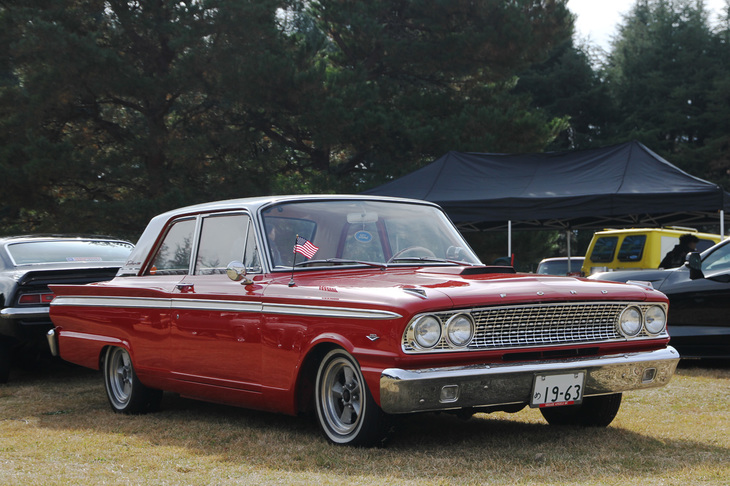 1963年「フォード・フェアレーン」。かつてアメリカでは2ドアセダンが好まれ、これはインターミディエートだが、フルサイズにも用意されていた。