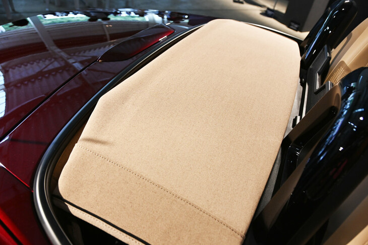 ホロは、麻のような質感の「ドリフトウッド」と呼ばれるテクスチャー生地を採用。ただのベージュではなく、独特の風合いがある。