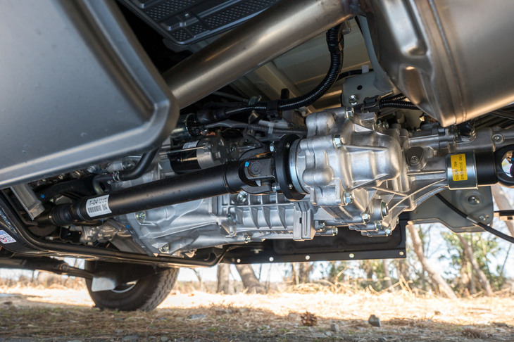 車体底部にぶら下がるトランスミッションとトランスファー。5段MTのギア比は、1速が5.809、2速が3.123、3速が1.905、4速が1.279、5速が1.000、リバースが5.861。ローレンジのギア比は1.673。最終減速比は4.555となっている。