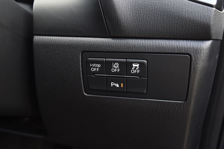 「15XD Lパッケージ」ほか上級グレードは、安全装備も充実している。写真は、車線の逸脱を防止する機能などのオン／オフスイッチ。