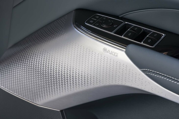 オーディオには「AKG Studio 19-スピーカーオーディオシステム」を標準で採用。GM初となるダクテッドサブウーファーの採用により、よりクリアな低音の響きを実現している。