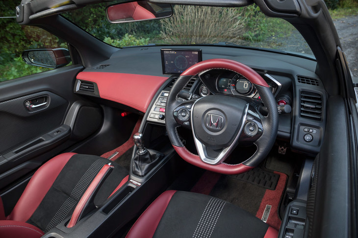 「モデューロX」とはホンダアクセスが手がけるコンプリートカーであり、専用に開発されたカスタマイズパーツを生産ラインで組み込んでいる。