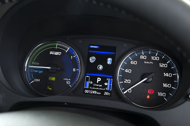 メーターグラフィックも変更されており、パワーメーター（写真左）にこれ以上アクセルを踏むとエンジンが始動する可能性が高まることを示す領域が追加されたほか、センターディスプレイには回生ブレーキの強さを示すゲージが加えられた。