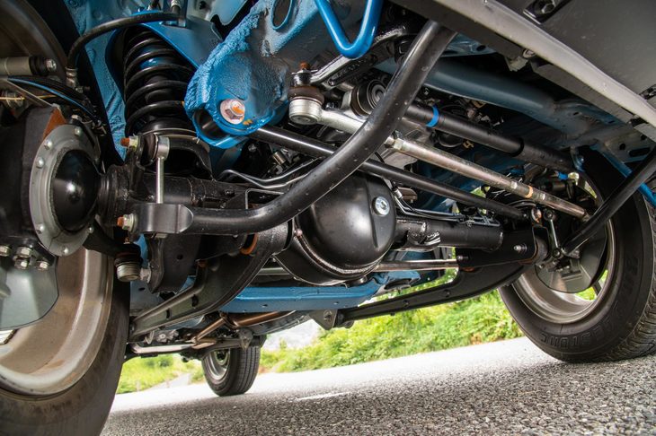 新型「ジムニー／ジムニーシエラ」のサスペンション形式は、従来モデルと同じく3リンクリジッドアクスル式。操舵機構はリサーキュレーティングボール式で、新たにタイヤから伝わる振動や衝撃を吸収するステアリングダンパーが採用された。