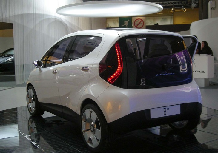 サイドのプレスラインやリアエンドの造形は、すでに生産型「ブルーカー」に近づいていることが分かる。