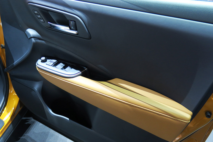 トヨタ・クラウン クロスオーバー（フロントドアトリム）