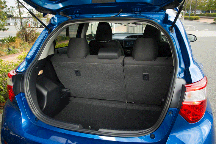 リアシートは6：4分割の可倒式で、ラゲッジルームの拡張が可能（下位グレードは一体可倒式）。「Sportyパッケージ」では床面の高さを調整できるアジャスタブルデッキボードを選ぶことができない。（写真をクリックすると、シートの倒れる様子が見られます）。