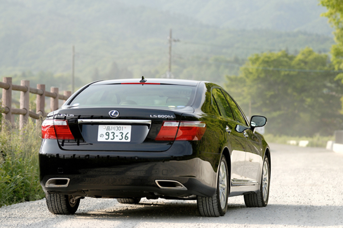 レクサスLS600hL“後席セパレートシートpackage”（4WD/CVT）【ブリーフ