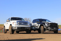 「OPEN COUNTRY M/T」を履いた「F-150ラプター」（右）と、「OPEN COUNTRY R/T」（左）を履いた「F-150」。こうして見ると、同じオフロード用タイヤでもトレッドパターンが異なるのが分かる。