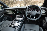 各所が黒で統一されたインテリア。装飾パネルはアルミが標準だが、試乗車にはオプションのカーボンパネルが用いられていた。