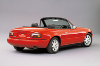 「ロードスター」の開発に際し、マツダは同車専用の小型FR車用シャシーを開発。前後にダブルウイッシュボーンのサスペンションを用いるなど、安価なモデルながらその内容は非常に凝ったものだった。