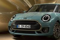 通常は設定のない「セージグリーン」のボディーカラーを採用。外装は、ブラスカラー（真ちゅう色）とピアノブラックエクステリアでコーディネートされている。