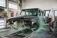 「Gクラス」は生産工程のほとんどが手作業。こんなに大きなボディーも人の手で塗装される。