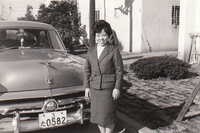 筆者の母と「フォード・セダン」（1954年）。生前の本人によると、進駐軍払い下げの「ジープ」で運転を練習したという。